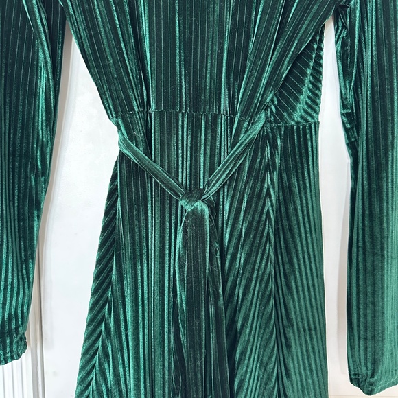 NWT Baltic Born Jada Ribbed Velvet Wrap Dress Emerald - Picture 5 of 11